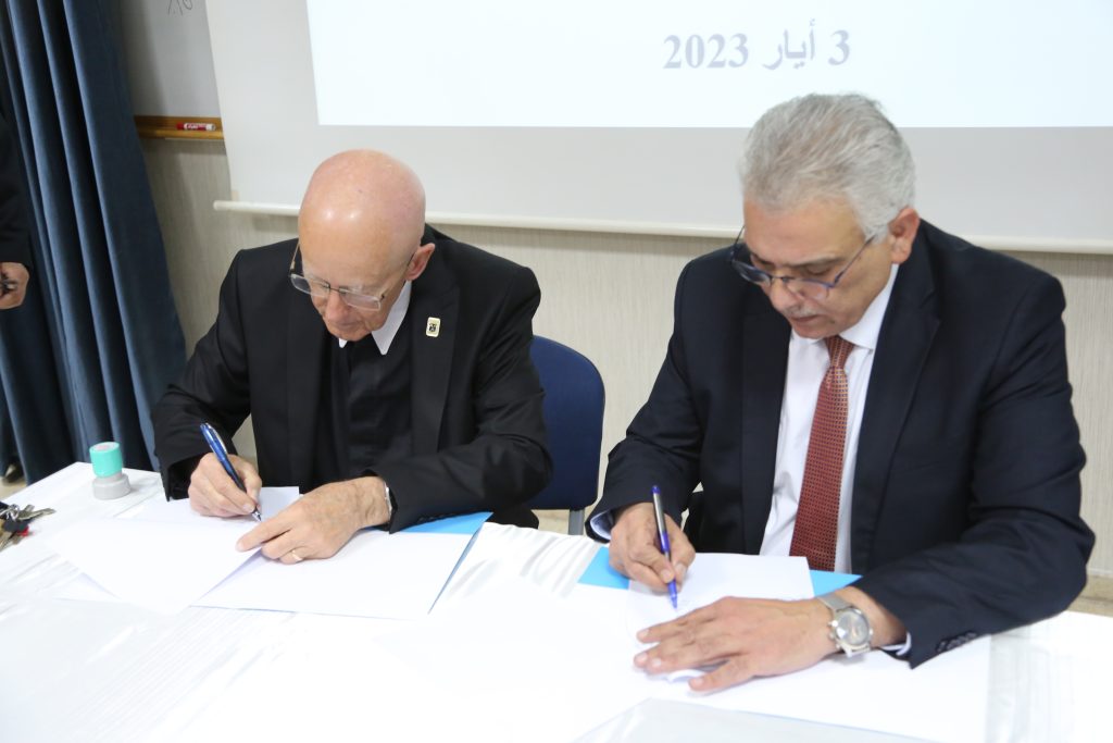 توقيع اتفاقية للتعاون مع سلطة المياه الفلسطينية وافتتاح أيام العلوم