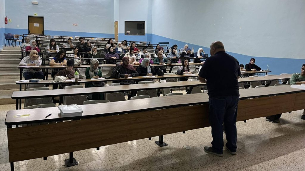 عمادة شؤون الطلبة - مكتب الإرشاد الأكاديمي والمهني تنظم لقاءات مع طلاب سنة رابعة