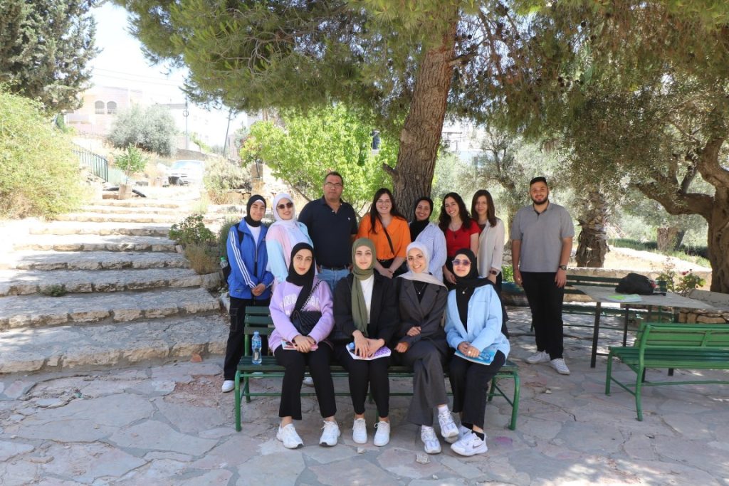 طلاب جامعة بيت لحم يزورون معهد فلسطين للتنوع الحيوي والاستدامة