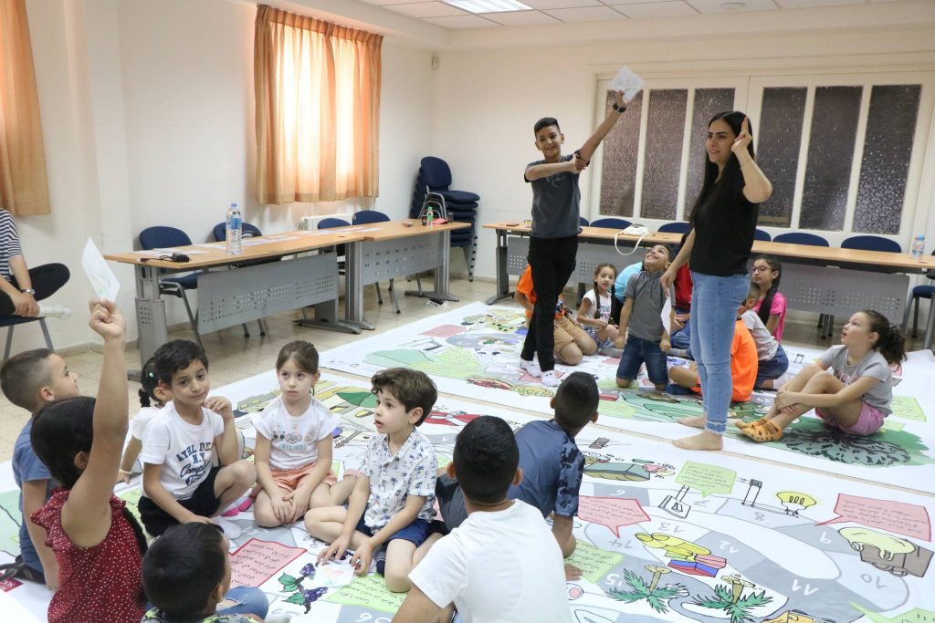 الأنشطة التعليمية الأسبوعية للأطفال وزراعة زهور في المعهد